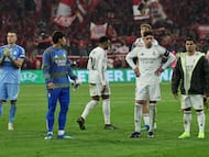 Los jugadores del Real Madrid, decepcionados, tras ser eliminados de la Champions