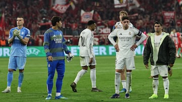 Los jugadores del Real Madrid, decepcionados, tras ser eliminados de la Champions