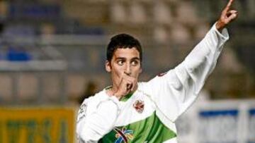 <b>DEDICATORIA. </b>Iván Bolado marcó nada más salir al campo y lo celebró con el pulgar en la boca.