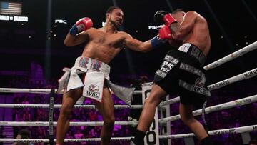 Keith Thurman golpea a Mario Barrios durante su combate.