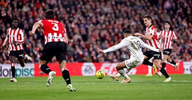 0-1. Arranca Kylian Mbappé casi desde el centro del campo, se planta en el balcón del área del Athletic y finaliza con la derecha, al palo largo de Unai Simón.