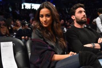 Shay Mitchell en un Houston Rockets-Brooklyn Nets.