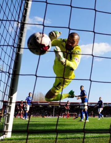 Darren Randolph, portero del Birmingham City, falla al atrapar el tiro de Charlie Daniels del AFC Bournemouth.