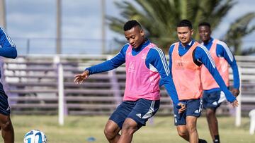 Óscar Cortés durante un entrenamiento de Millonarios en Montevideo.