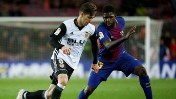 Luciano Vietto ante la marca de Samuel Umtiti durante el juego entre Barcelona y Valencia por la ida de la semifinal de Copa del Rey