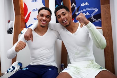 Trent Alexander-Arnold y Jude Bellingham posan para una foto en el vestuario tras la victoria de su equipo durante el partido de clasificación para la Eurocopa 2024 entre Inglaterra e Italia en el estadio de Wembley el 17 de octubre de 2023 en Londres, Inglaterra.