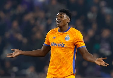 El delantero antes conocido como Samu Omorodion dio un giro y decidió llevar el apellido de su madre. El Atlético de Madrid hizo caja con su salida y el Oporto se llevó a un oro olímpico al que se le caen los goles en Portugal. 13 dianas en 15 encuentros hablan por sí solos. El de Melilla se ha convertido en el principal perseguidor de Gyökeres por ser el máximo artillero, aunque el sueco suma nueve tantos más en la liga portuguesa. La potencia en carrera, los desmarques que tira para jugar a la contra y su olfato goleador le han llevado hasta debutar en la Absoluta con Luis de la Fuente.