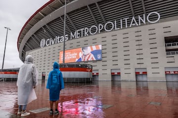 El aviso de la AEMET de alerta roja por previsión de lluvias torrenciales en Madrid obligó a suspender el encuentro entre el Atlético de Madrid y el Sevilla. Descubre en esta galería cómo se encuentra las inmediaciones del estadio.