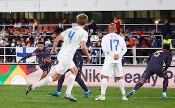 Alexander-Arnold marca gol de falta directa ante Finlandia.