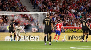 Antoine Griezmann asiste desde la izquierda a Rodrigo de Paul, que se inventa un pase por debajo de las piernas de Cristhian Mosquera para dejar solo al jugador inglés y batir por abajo, raso,  al palo corto de Giorgi Mamadarshvili.