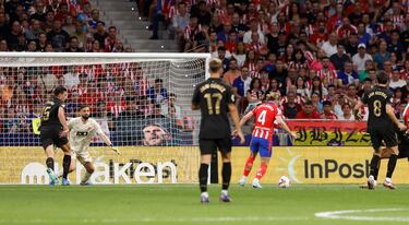 Antoine Griezmann asiste desde la izquierda a Rodrigo de Paul, que se inventa un pase por debajo de las piernas de Cristhian Mosquera para dejar solo al jugador inglés y batir por abajo, raso,  al palo corto de Giorgi Mamadarshvili.