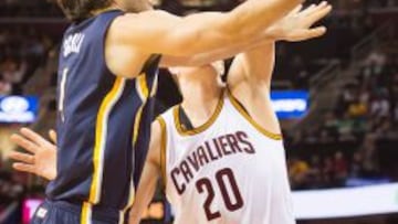 Luis Scola lanza por encima de Timofey Mozgov.