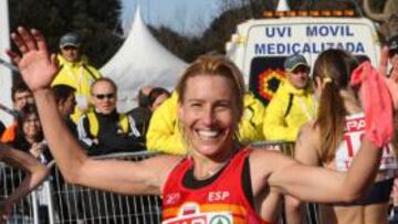 <b>COMO UNA AUTÉNTICA CAMPEONA. </b>Marta se muestra victoriosa en la meta de Toro, mientras sus rivales se recuperan del esfuerzo y del ataque de la española.