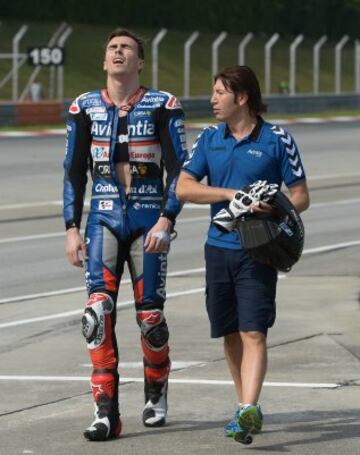 Loris Baz (Avintia Racing) camino de los boxes tras caerse a 290 km/h en la recta de meta al explotar el neumtico trasero. Segunda jornada de los test de Sepang.