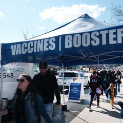 Vacunación contra COVID-19 aumenta en USA ante nueva variante