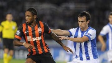 Luiz Adriano y Mikel González.