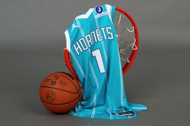 El uniforme Classic Edition de los Hornets para 2025/26  recupera el diseño con dos dobles líneas en verde azulado y púrpura que el equipo usó entre 1997 y 2002. Es un homenaje a su 35º aniversario y a una de las etapas más icónicas de la franquicia.
