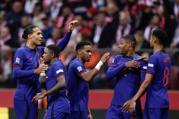 WARSCHAU, POLAND - SEPTEMBER 22: Steven Bergwijn of Holland celebrates 0-2 with Denzel Dumfries of Holland, Gody Gakpo of Holland, Virgil van Dijk of Holland, Steven Bergwijn of Holland, Jurrien Timber of Holland  during the  UEFA Nations league match between Poland  v Holland at the PGE Narodowy on September 22, 2022 in Warschau Poland (Photo by Rico Brouwer/Soccrates/Getty Images)