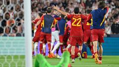 Los jugadores españoles celebran el penalti decisivo anotado por Carvajal.