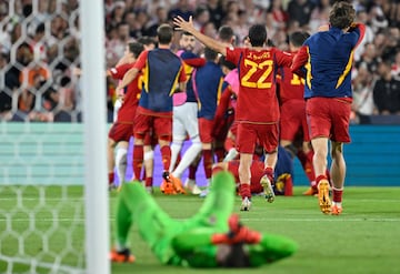 Los jugadores españoles celebran el penalti decisivo anotado por Carvajal.