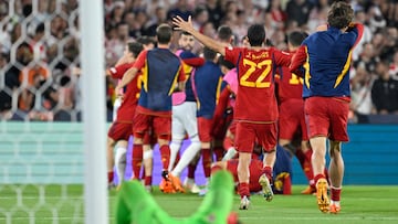 Los jugadores españoles celebran el penalti decisivo anotado por Carvajal.