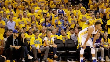 OAKLAND, CA - JUNE 05: (L-R) Actors Ashton Kutcher and Mila Kunis attend Game 2 of the 2016 NBA Finals between the Golden State Warriors and the Cleveland Cavaliers at ORACLE Arena on June 5, 2016 in Oakland, California. NOTE TO USER: User expressly acknowledges and agrees that, by downloading and or using this photograph, User is consenting to the terms and conditions of the Getty Images License Agreement. Ezra Shaw/Getty Images/AFP
== FOR NEWSPAPERS, INTERNET, TELCOS & TELEVISION USE ONLY ==