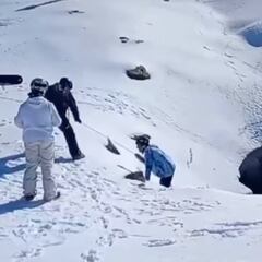 Rescate en Sierra Nevada: un snowboarder cayó en una poza helada