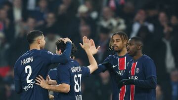 Ousmane Dembele celebra un gol con Bradley Barcola.