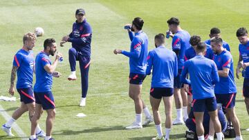 Simeone da indicaciones a los jugadores del Atlético