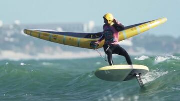 Una rider practica Wingfoil Surf Freestyle en la playa de la Barrosa, Chiclana de la Frontera (C&aacute;diz, Espa&ntilde;a), el s&aacute;bado 1 de abril del 2023. 