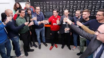 Marcelino, brindando con la prensa en Paterna por el A&ntilde;o Nuevo. 