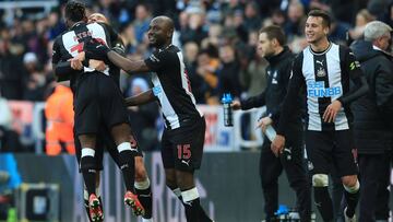 Newcastle United's English midfielder Jonjo Shelvey (2L) celebrates with teammates after scoring his team's second goal during the English Premier League football match between Newcastle United and Manchester City at St James' Park in Newca
