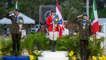 SANTO DOMINGO (REPÚBLICA DOMINICANA), 26/06/2023.- Lauren Shady (c) de Puerto Rico, medalla de oro, Luis Santiago (i) de México, medalla de plata, y Fernando Parroquín de México, medalla de bronce, posan en el podio de salto ecuestre hoy, en los Juegos Centroamericanos y del Caribe en Santo Domingo (República Dominicana). EFE/ Francesco Spotorno
