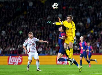 El portero del Brest, Marco Bizot, derriba a Robert Lewandowski tras una mala salida.