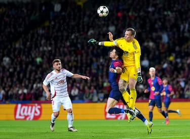 El portero del Brest, Marco Bizot, derriba a Robert Lewandowski tras una mala salida.