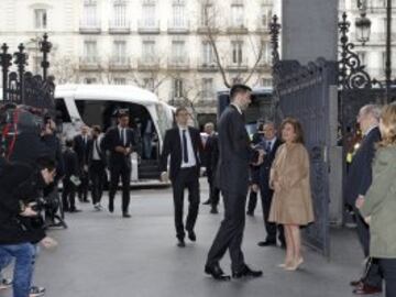 El nuevo Campeón visitó el Ayuntamiento y la sede de la Comunidad de Madrid para ofrecer la Copa del Rey a todos los aficionados. Ana Botella espera la llegada del equipo. 