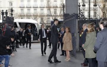 El nuevo Campeón visitó el Ayuntamiento y la sede de la Comunidad de Madrid para ofrecer la Copa del Rey a todos los aficionados. Ana Botella espera la llegada del equipo. 