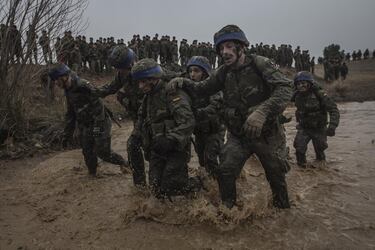 La prueba del charco es la más dura. No sólo porque las fuerzas empiezan a fallar, sino por el peso del uniforme. Los equipos pasan agarrados para no caerse. Es casi un momento donde coger aire antes de subir la siguiente loma.