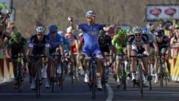 Nacer Bouhanni gan&oacute; con claridad en el primer sprint de la Par&iacute;s-Niza.