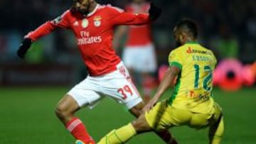 Mehdi Carcela y Edson durante el partido de la liga portuguesa entre el Paços Ferreira y el Benfica.