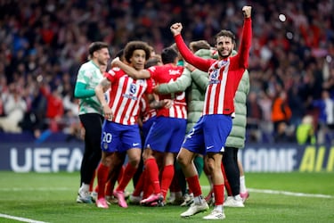 Los jugadores rojiblancos celebran la victoria y el billete a la siguiente ronda de la Champions League.