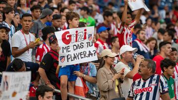 La autoridad del Estadio de Rayados actuó frente a los aficionados que se metieron a la cancha a pedir fotos a los jugadores de Atlético Madrid y la Real.