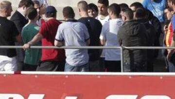 <b>LA REUNIÓN. </b>Antes del entrenamiento los aficionados pudieron hablar con los capitanes del Valencia.