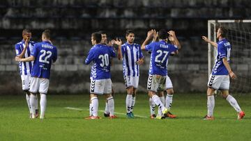 El Alavés celebra un gol en un amistoso contra el Sporting de Gijón.