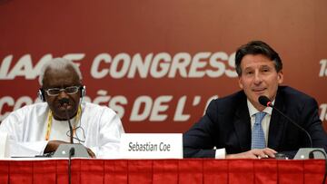 Lord Sebastian Coe junto a Lamine Diack durante una conferencia de prensa tras el 50º Congreso de la IAAF.