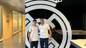 Alejandro Moya acudió a las oficinas del Real Madrid a estampar su firma en la renovación con el club blanco acompañado por su representante.