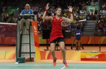 Carolina Marín vence en la final de bádminton a la india Shindu en un partido agónico (19-21, 21-12 y 21-15) y logra la undécima medalla para el equipo español. La sexta de oro para España en los JJOO 2016