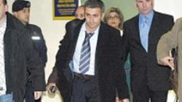 <b>PROTEGIDO. </b>Así de escoltado llegó Mourinho ayer a Portugal.