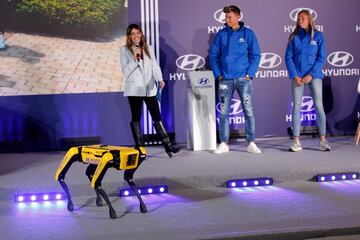 Ocho jugadores, cuatro del primer equipo masculino y cuatro del primer equipo femenino, junto a Simeone y ?scar Fern¨¢ndez, entrenadores de ambos equipos, estuvieron presentes en el acto de entrega de coches por parte del patrocinador Hyundai.
