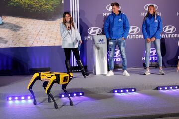 Ocho jugadores, cuatro del primer equipo masculino y cuatro del primer equipo femenino, junto a Simeone y Óscar Fernández, entrenadores de ambos equipos, estuvieron presentes en el acto de entrega de coches por parte del patrocinador Hyundai.